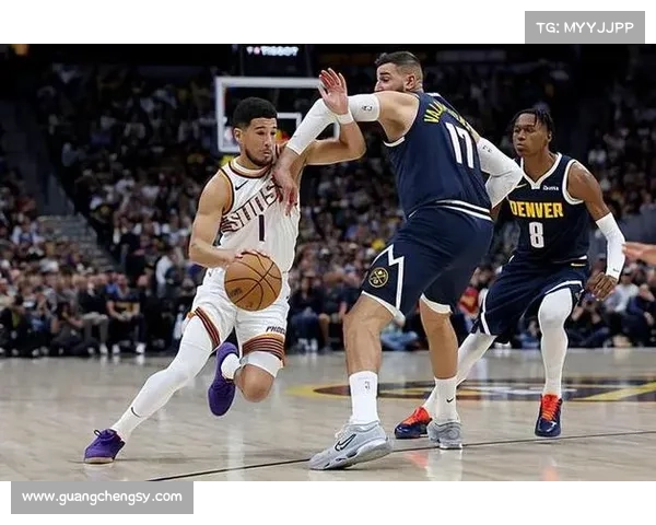 德文·布克积极参与篮球训练营 帮助青少年提升技能与发展潜力 德文·布克积极参与篮球训练营 帮助青少年提升技能与发展潜力